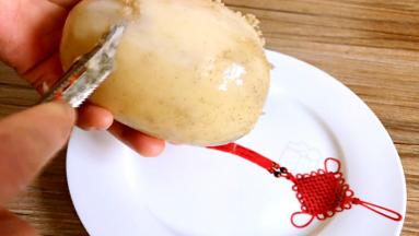 将藕去皮，洗净