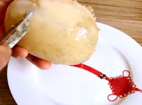 将藕去皮，洗净