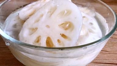 冲洗去藕上多余的淀粉