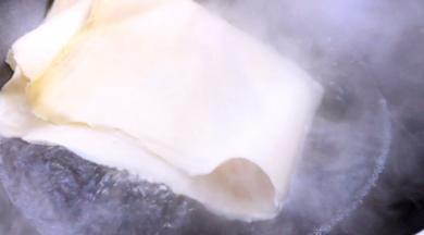 将豆腐皮放入开水锅中汆烫一下