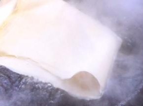 将豆腐皮放入开水锅中汆烫一下