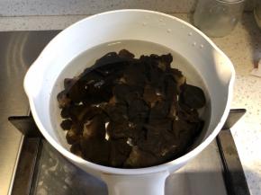 泡发好以后放在火上烧开煮1分钟