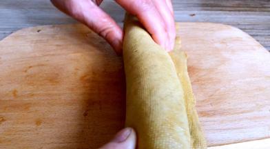 捞出豆腐皮卷成卷筒状