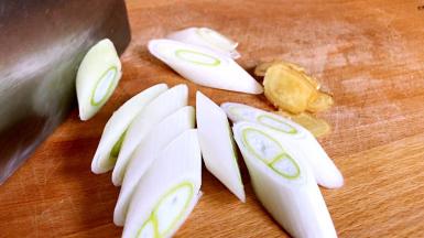 姜洗净切片，大葱洗净切段