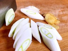 姜洗净切片，大葱洗净切段