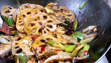 淋入香辣油、香油翻拌均匀即可盛出