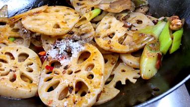 加入盐、胡椒粉、味精翻拌均匀