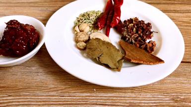 备好卤料、干辣椒、花椒、豆瓣酱