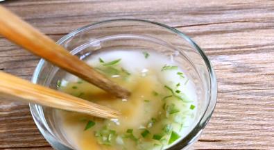 加入生抽、味精、葱末拌匀