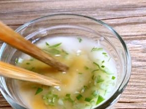 加入生抽、味精、葱末拌匀