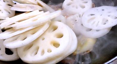 放入藕片翻炒片刻