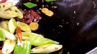 放入豆瓣酱炒出红油，再炒匀