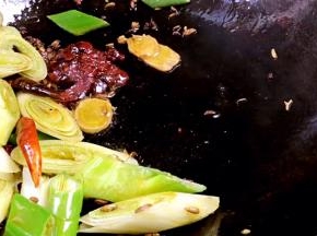 放入豆瓣酱炒出红油，再炒匀