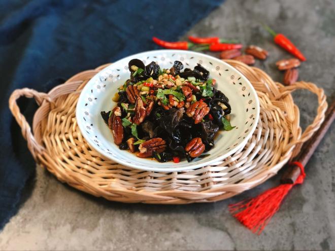 酸辣碧根果拌木耳