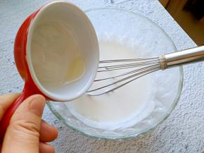 酸奶中加入玉米油，拌匀。