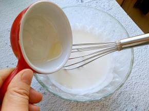 酸奶中加入玉米油，拌匀。