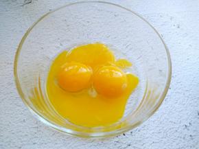 蛋黄打入碗中