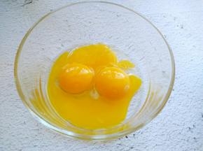 蛋黄打入碗中