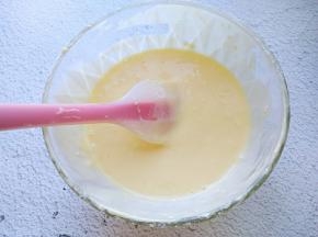 翻拌均匀，蛋黄糊就做好了