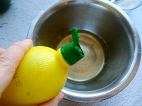 蛋清打入到无水无油的容器中。加入几滴柠檬汁