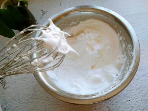 用电动打蛋器打发蛋清。打发至提起电动打蛋器出现小弯钩的状态。