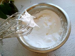 用电动打蛋器打发蛋清。打发至提起电动打蛋器出现小弯钩的状态。