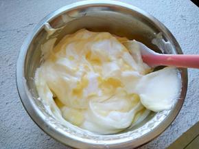 将蛋黄糊一次性倒入再打发好的蛋清中，翻拌均匀