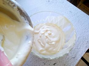 制作好的面和分成两份，一份是原味面糊另一份是可可味面糊。