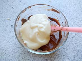 可可糊是用可可粉加入几勺热水拌匀而成，将其中一份原味面和取出几勺放入可可糊中，拌匀。