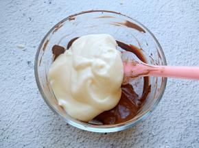 可可糊是用可可粉加入几勺热水拌匀而成，将其中一份原味面和取出几勺放入可可糊中，拌匀。