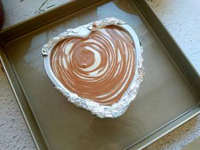 一勺原味面糊一勺可可味面糊从中间一勺滴落。