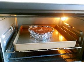 烤箱150°中层，上下火烤60分钟，烤盘里放一半的水，模具要用锡纸包好，最好用活底模具制作，底部不要进水。制作完后不用倒扣，晾凉后脱模。