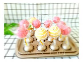 用不同颜色的巧克力装饰一下，我是用白色的巧克力在蛋糕体上画了螺纹圈，然后再撒些彩色的糖珠