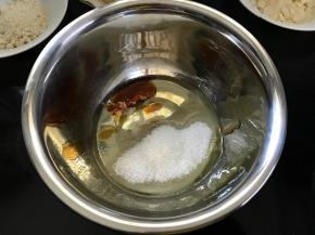 蛋清加糖、蜂蜜混合。