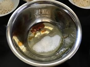 蛋清加糖、蜂蜜混合。