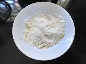 将杏仁粉、低筋面粉混合。