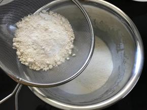 筛入搅打好的蛋清中。