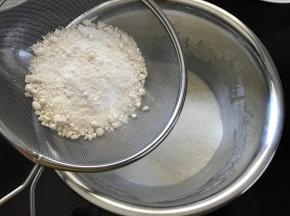 筛入搅打好的蛋清中。