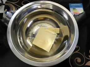 黄油小火加热。