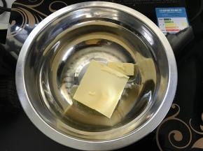 黄油小火加热。