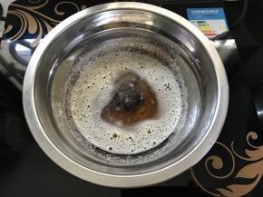 等黄油液体表面开始出现褐色沸腾泡沫时关火。