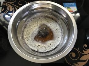 等黄油液体表面开始出现褐色沸腾泡沫时关火。