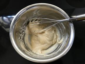 放凉后加入面糊中，再次拌匀。