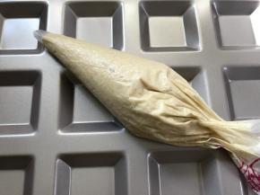 将拌好的面糊装入裱花袋中。