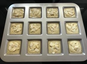 再撒上杏仁片。