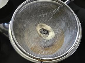 过滤掉黄油渣。