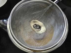 过滤掉黄油渣。