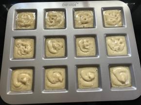 挤入金砖模具中 ，约8分满即可.