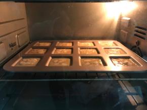 入预热好的烤箱190度，中层，8分钟左右表面微泛金黄色即可。