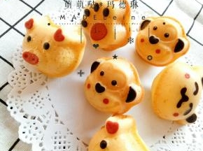 刚烤出来的玛德琳吃起来外皮脆脆的，里面嫩嫩的！放一天回油的话吃起来就是软绵绵的口感了